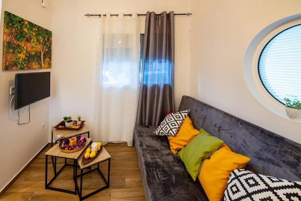 Lemon Garden Stylish Private Apartment Kalamata Bagian luar foto