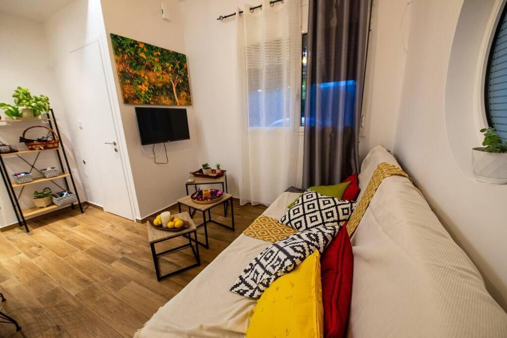 Lemon Garden Stylish Private Apartment Kalamata Bagian luar foto