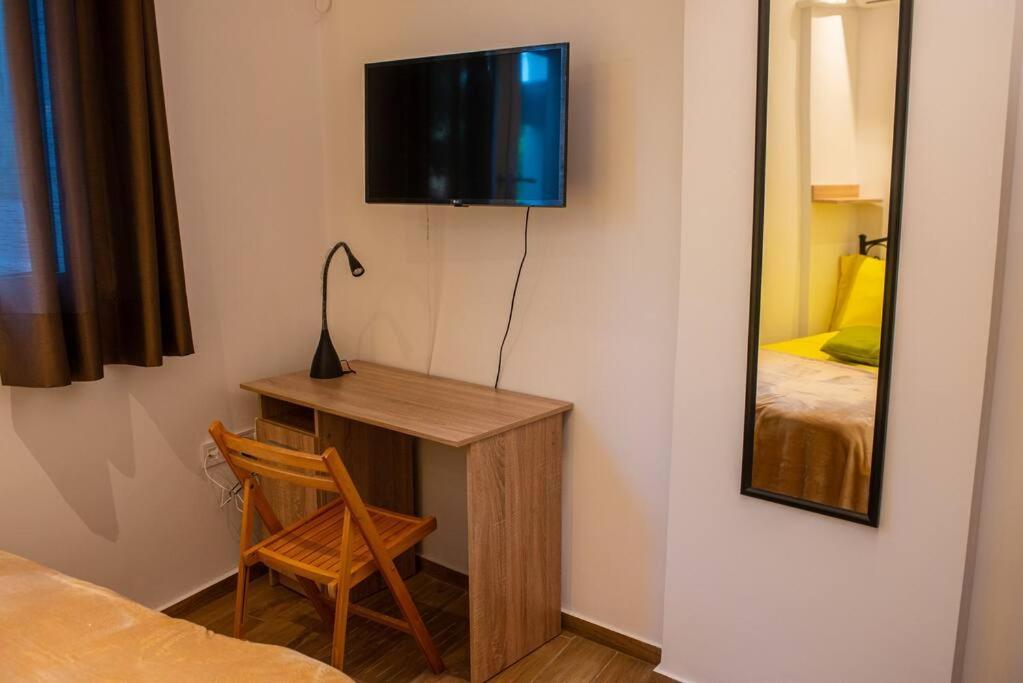 Lemon Garden Stylish Private Apartment Kalamata Bagian luar foto